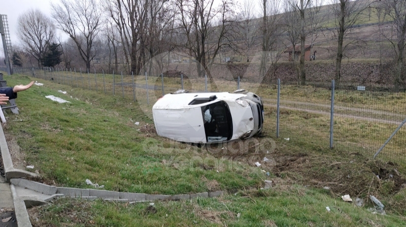 INCIDENTE IN TANGENZIALE - Conducente ferito dopo l'uscita di strada del suo furgone - FOTO