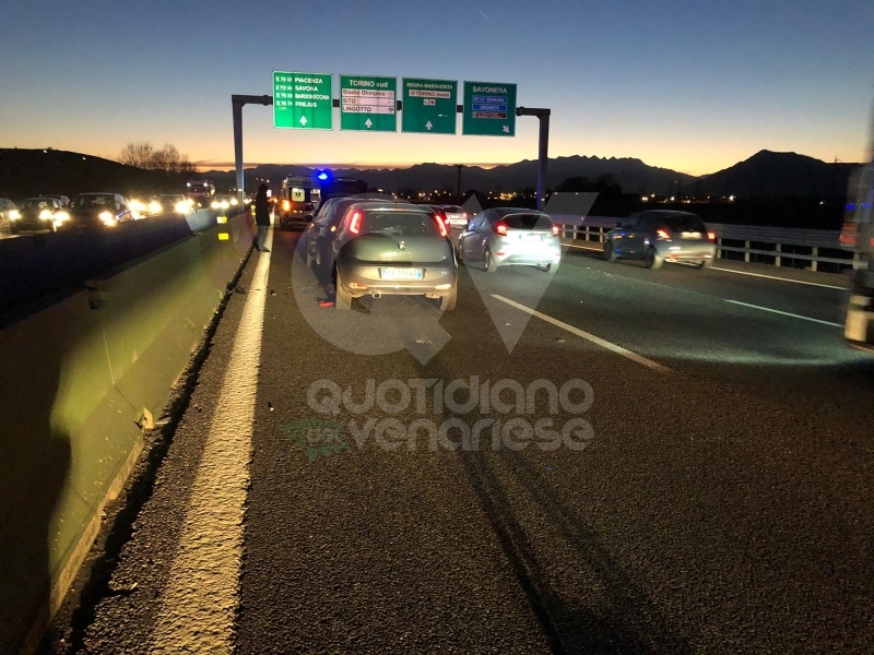 COLLEGNO - Tamponamento in tangenziale: tre auto coinvolte e quattro feriti - FOTO
