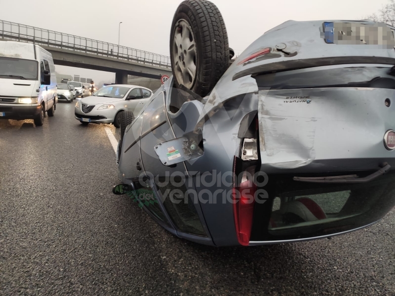 VENARIA - Auto si ribalta in tangenziale dopo lo scontro con un tir: donna ferita - FOTO