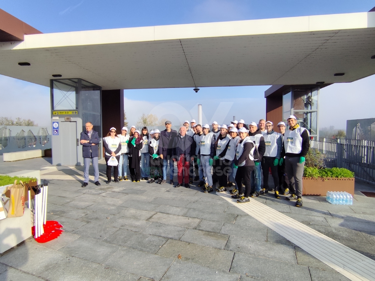 VENARIA - I dipendenti di McDonald’s puliscono il Movicentro, la stazione ferroviaria e «Corona Verde» - FOTO