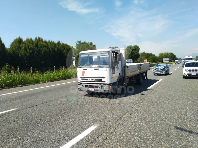 CAOS IN TANGENZIALE - Scontro fra auto, furgone e camion: tre feriti e code chilometriche