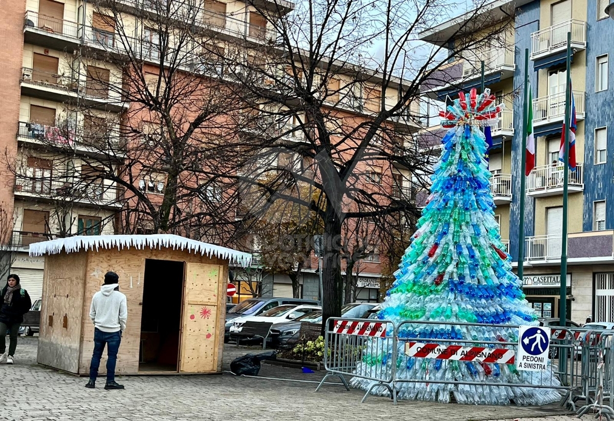 ALPIGNANO - L'albero di Natale ecologico della Pro Loco con 3500 bottiglie di plastica - FOTO