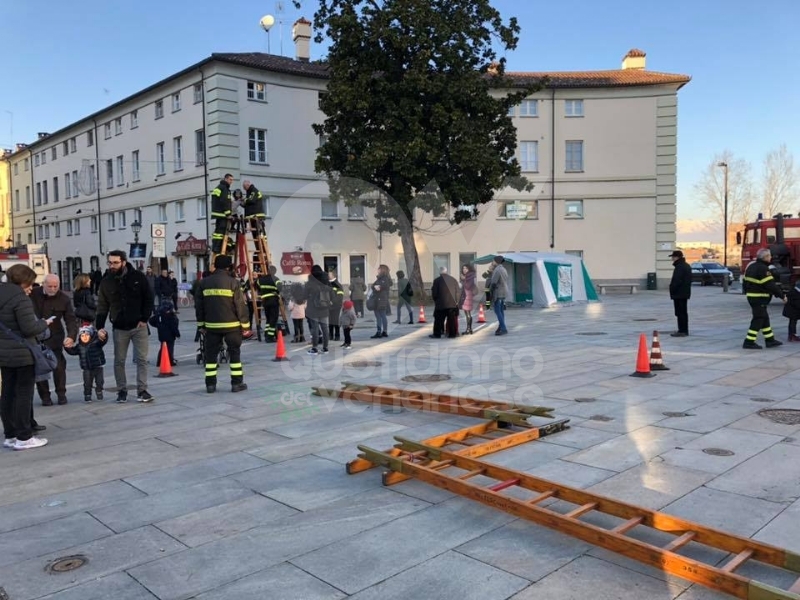 VENARIA - Vigili del fuoco per un pomeriggio: tanti bambini in piazza Vittorio con «Pompieropoli»
