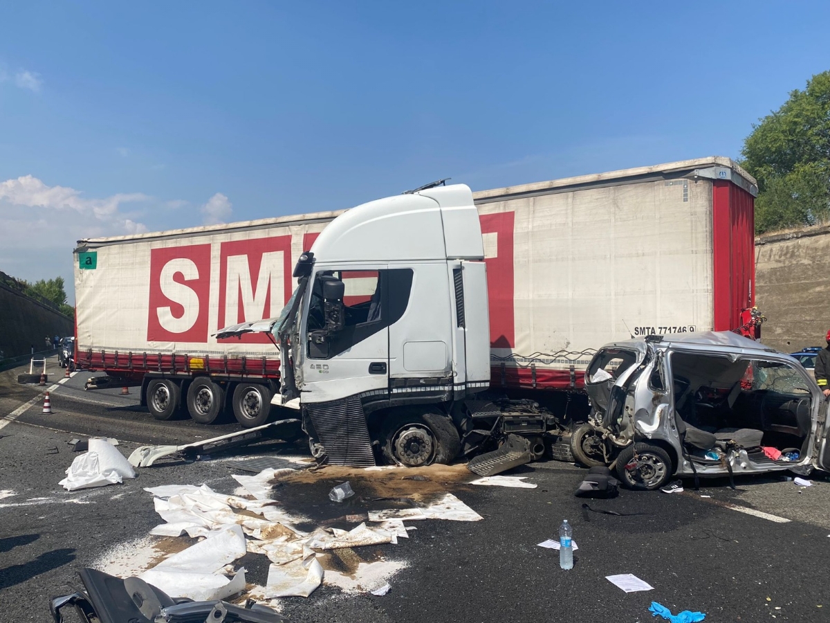 INCIDENTE IN TANGENZIALE AL SITO - Scontro auto-tir: gravi madre e figlio - FOTO