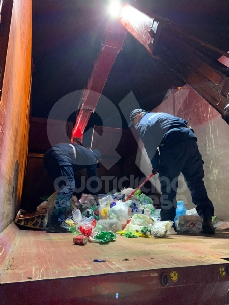 BORGARO - «Ci sono degli animali nei bidoni della plastica»: civich e carabinieri in via Santa Cristina
