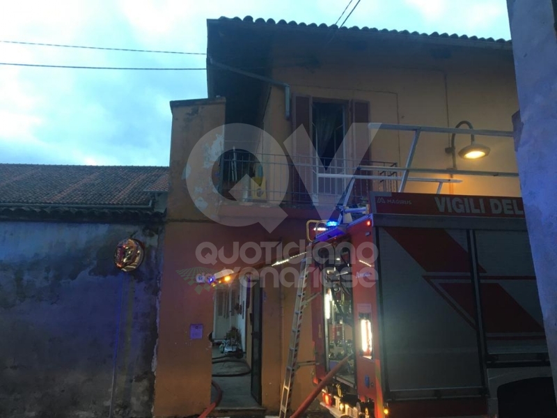 CASELLE - La lavatrice va in corto: alloggio distrutto dalle fiamme in via Gibellini - FOTO