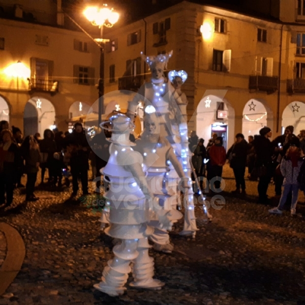 VENARIA - Con l'albero acceso in piazza Annunziata prende il via il Natale: gli appuntamenti del week-end