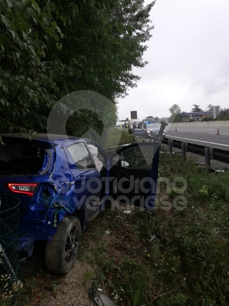 RIVOLI - Perdono il controllo dell'auto e finiscono fuori dalla tangenziale: due feriti