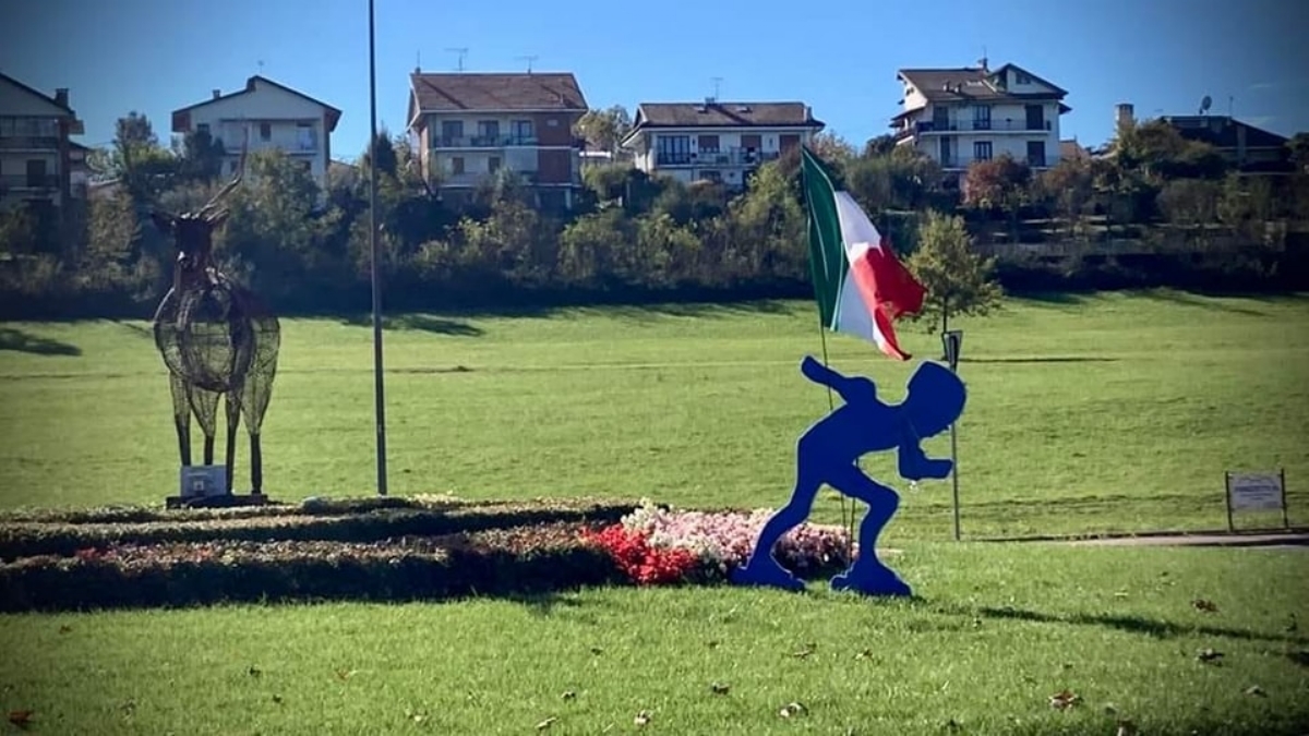 DRUENTO - Nella «rotonda del Cervo» appare l'omaggio alla campionessa Alice Marletti - FOTO