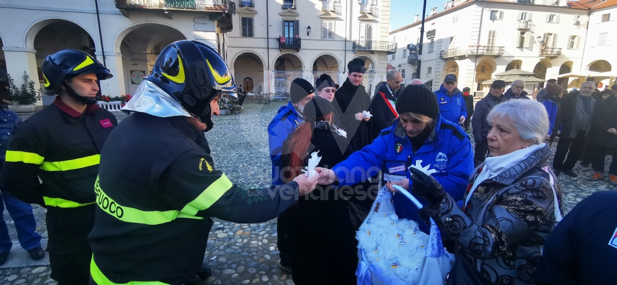 VENARIA - I Vigili del Fuoco omaggiano l'Immacolata in piazza Annunziata - FOTO