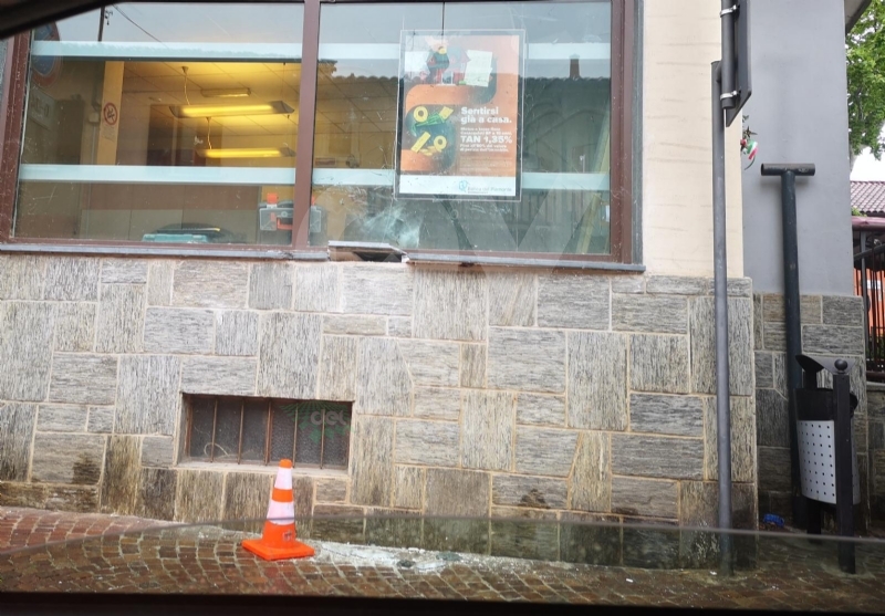 DRUENTO - Fanno esplodere il bancomat della Banca del Piemonte: ladri in fuga con il bottino