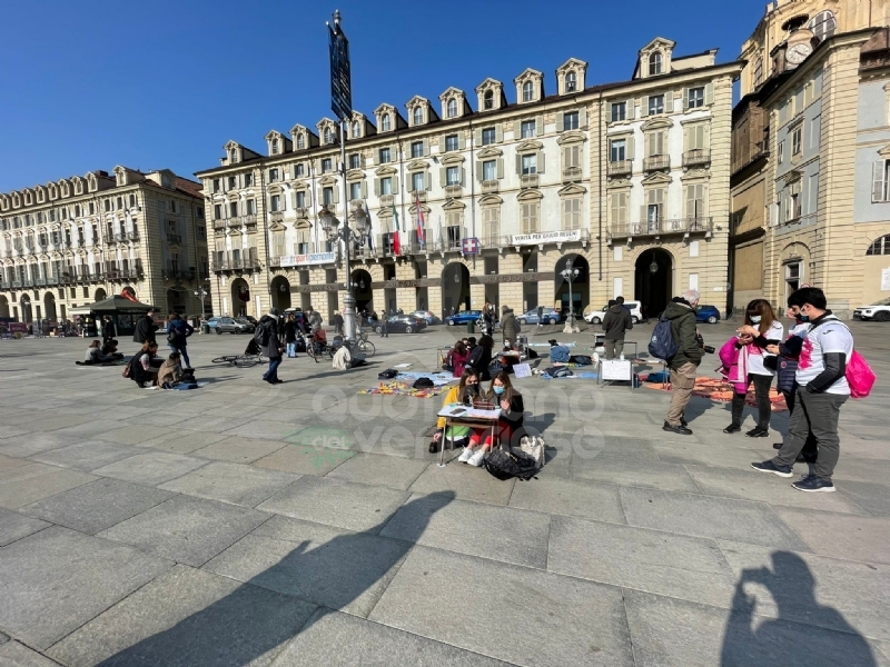PROTESTA CONTRO LA DAD - Studenti in piazza a Torino per chiedere il ritorno in classe - FOTO