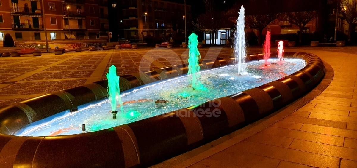 VENARIA - La nuova vita della fontana di piazza Pettiti: illuminata con led colorati