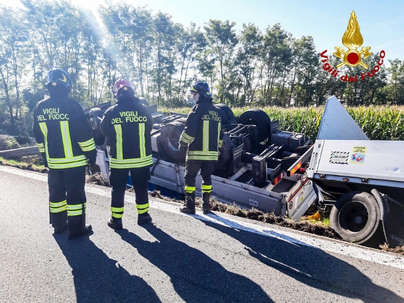 CASELLE - Incidente sul raccordo. Autoarticolato si ribalta: era pieno di bombole