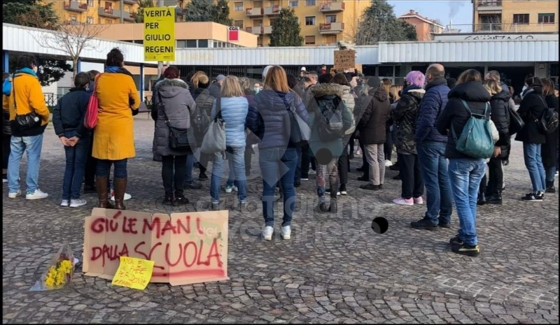 COLLEGNO - Sindaco, assessore e genitori davanti al municipio per dire «no» alla Dad