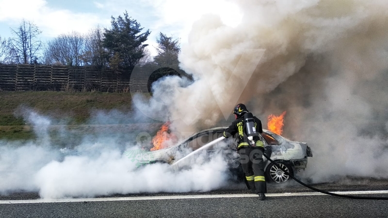 VENARIA - Auto a fuoco mentre percorre la tangenziale