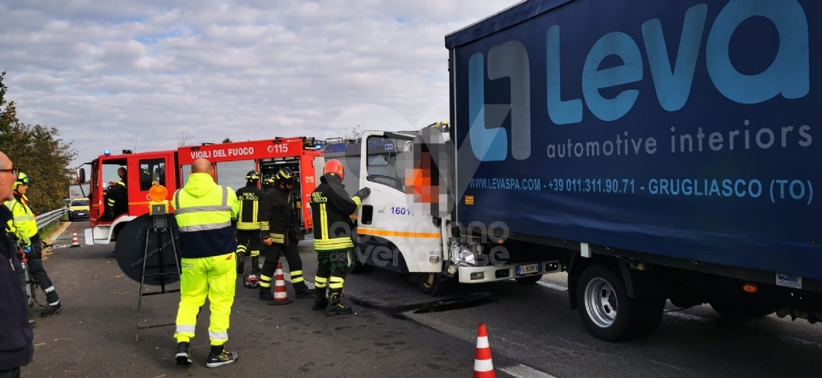 LEINI-CASELLE - INCIDENTE SULLA 460: Scontro tra due mezzi: netturbino ferito - FOTO
