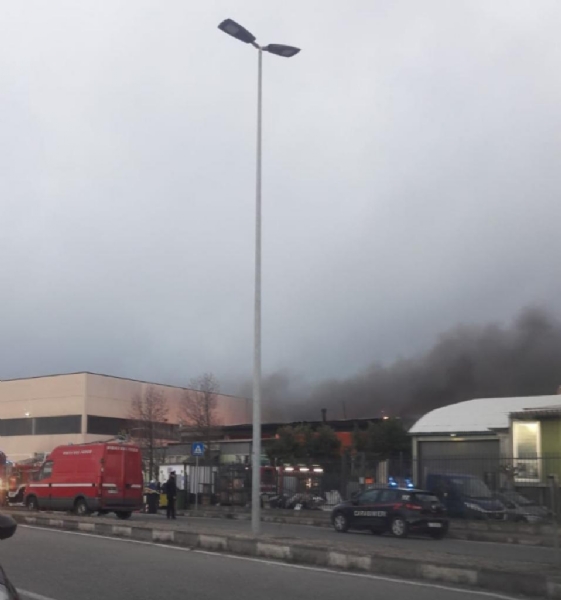 BORGARO - Incendio alla Reinol: per l'Arpa non ci sono pericoli per chi abita nelle vicinanze