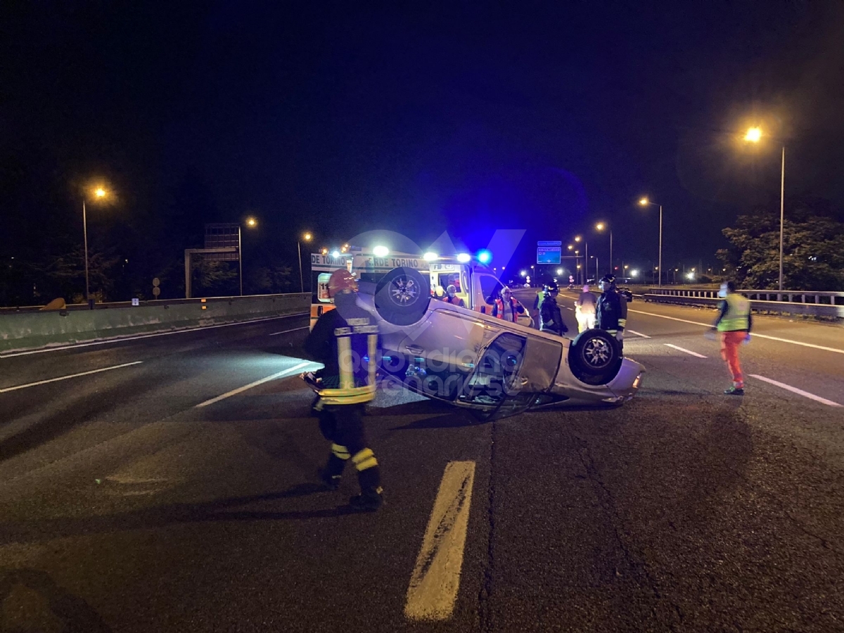 INCIDENTE IN TANGENZIALE - Tamponamento fra due auto: una si ribalta. Due feriti lievi - FOTO