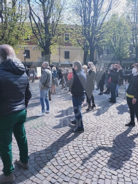 RIVOLI - Il commercio scende in piazza: «Siamo preoccupati per il nostro futuro» - FOTO