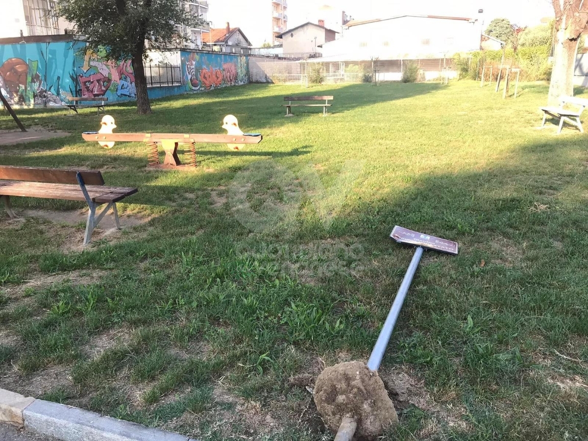 ALPIGNANO - Vandalizzato il giardino Peppino Impastato: domani presidio di legalità - FOTO