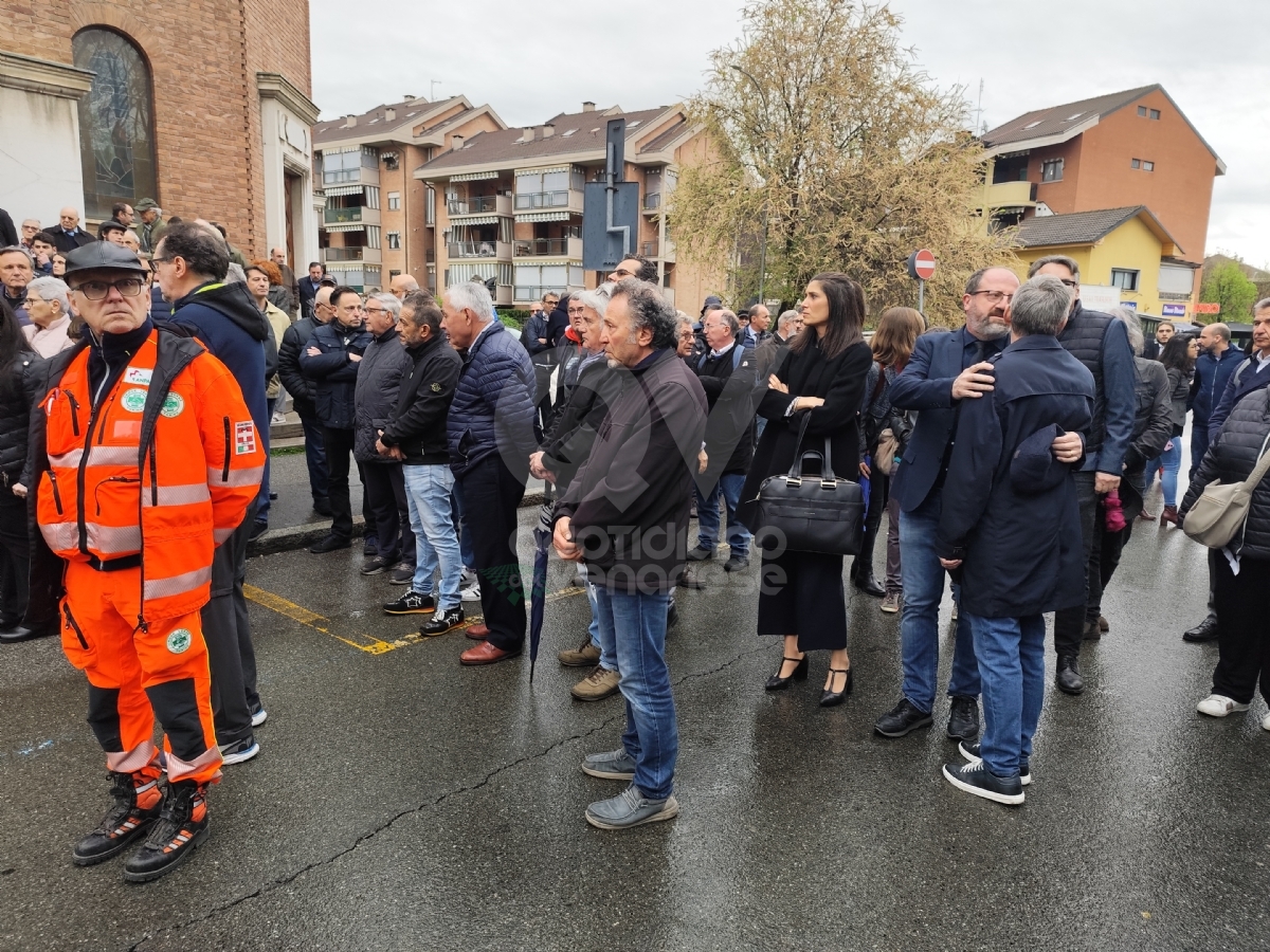 VENARIA - Tutta la città ha detto addio a Roberto Falcone: «Bob, ci mancherai» - FOTO E VIDEO