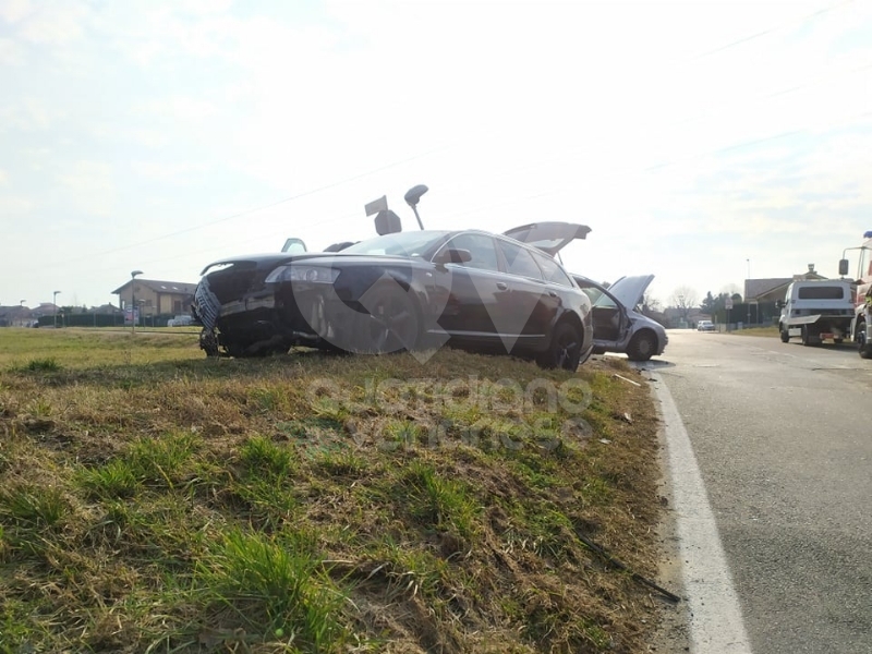 PIANEZZA - Scontro fra due auto in via La Cassa: due persone ferite