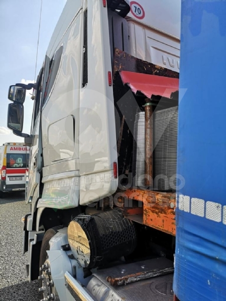 RIVOLI - La cabina del tir sfondata dallo stesso carico dopo una frenata: autista ferito