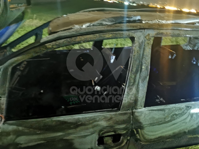 RIVOLI - Auto in fiamme in tangenziale: conducente riesce a mettersi in salvo