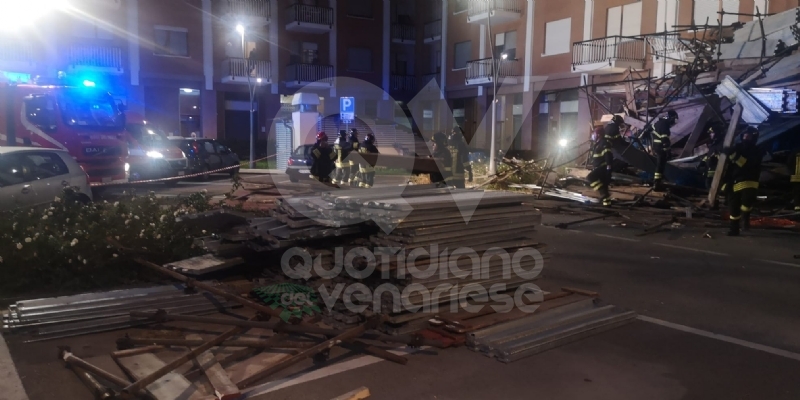 BORGARO - CROLLA IL PONTEGGIO DI UN PALAZZO: ATTIMI DI TERRORE IN VIA INGHILTERRA - FOTO