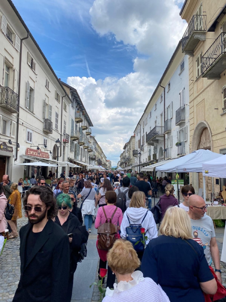 VENARIA - Bagno di folla per la ventesima edizione della «Festa delle Rose» - FOTO