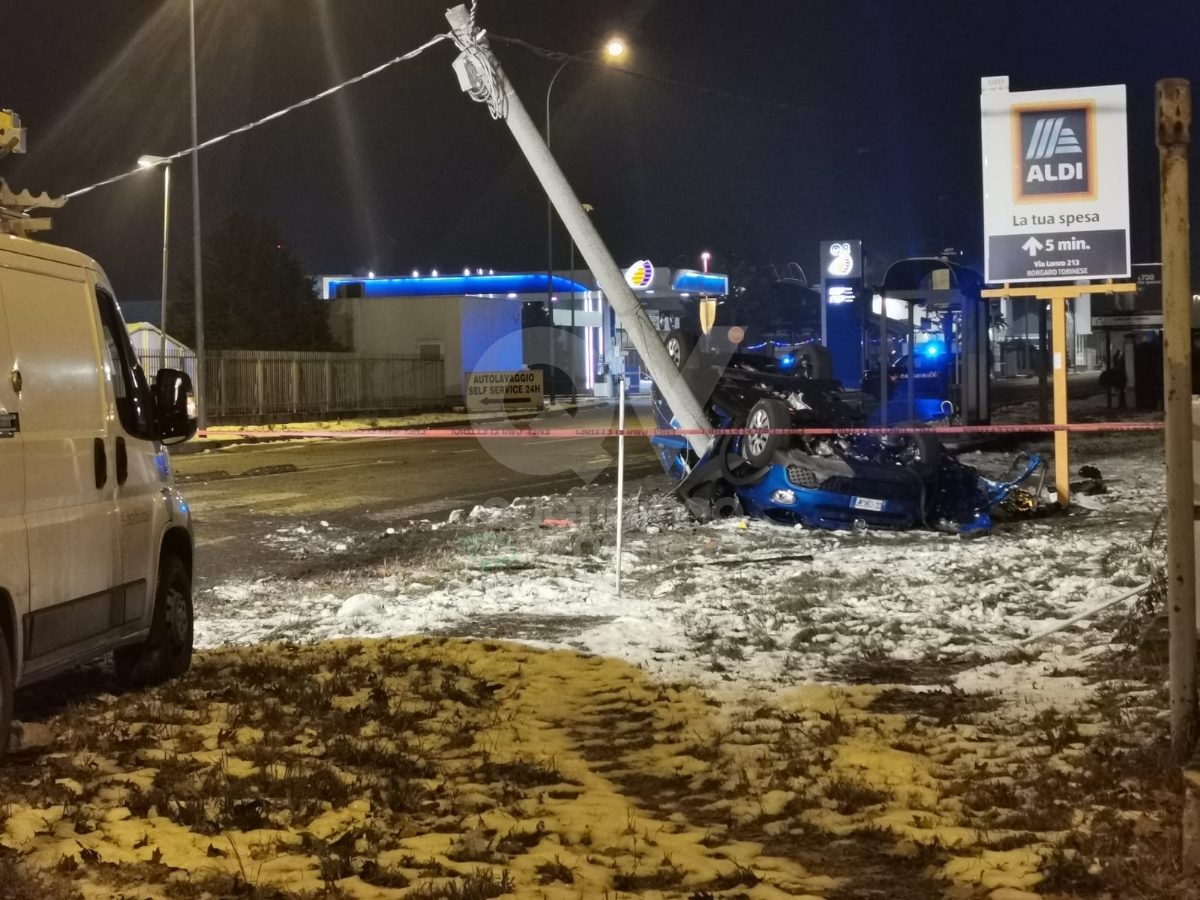 BORGARO - Incidente in via Lanzo: automobilista muore nell'auto che si ribalta e si schianta contro un palo - FOTO