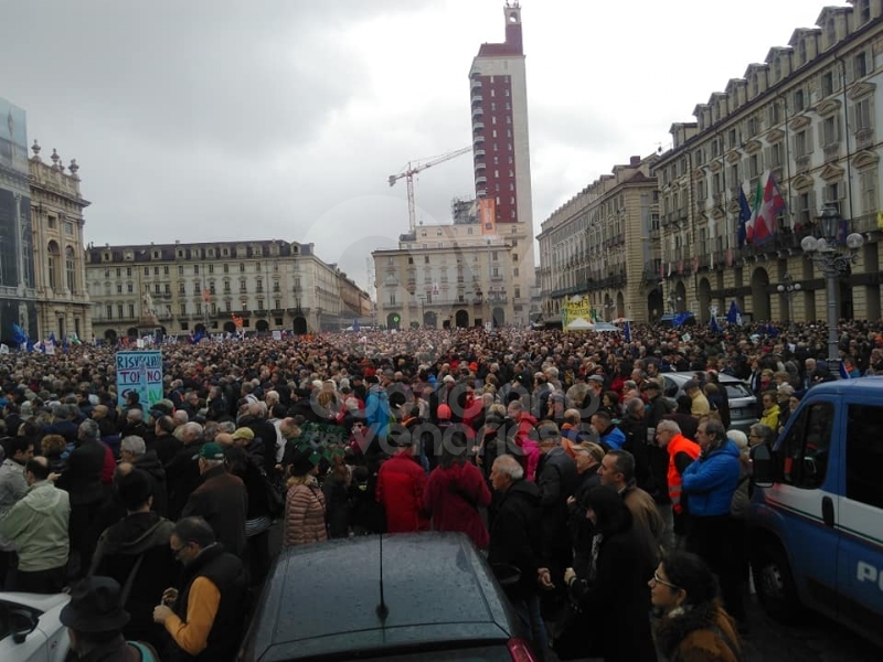 TORINO - In piazza per sostenere la Tav da tutti i Comuni della zona - FOTO