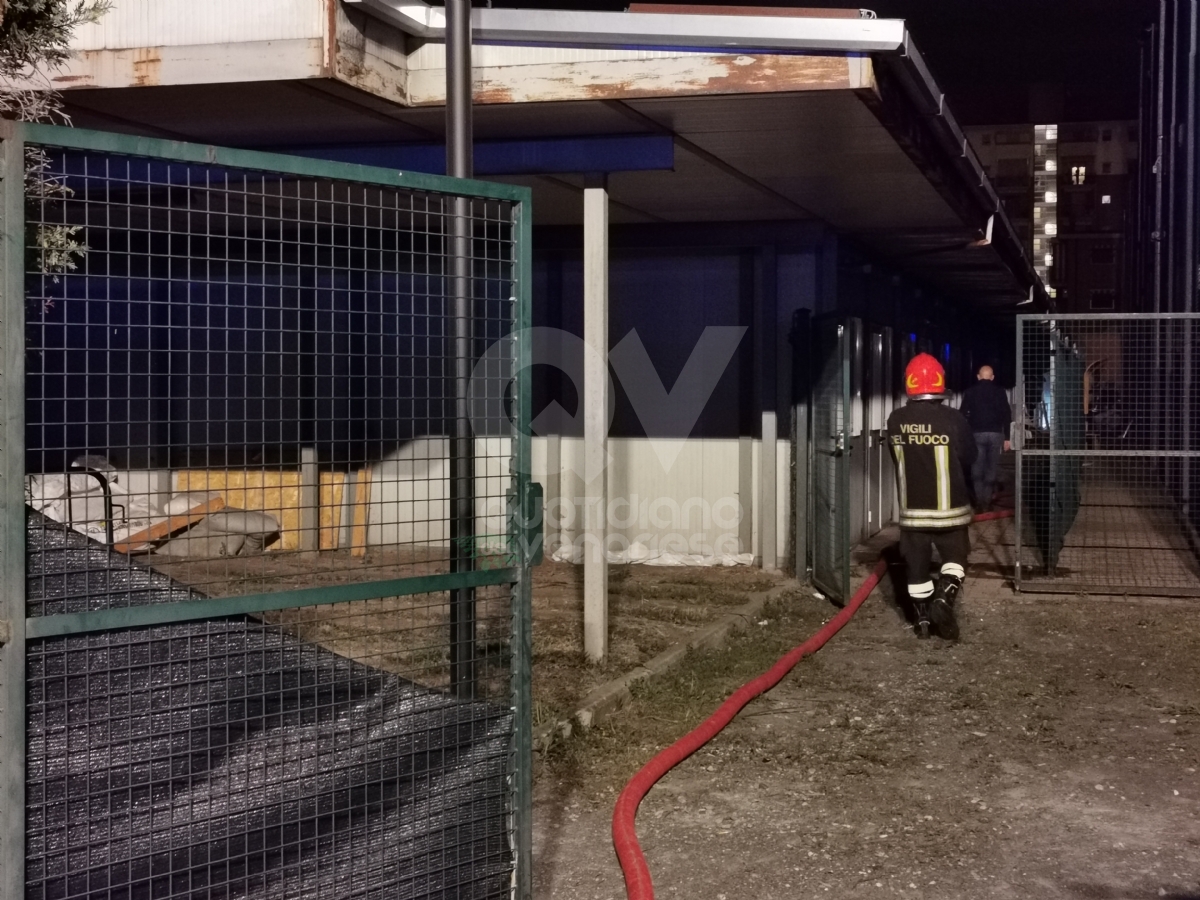 VENARIA - A fuoco gli spogliatoi dello Sport Club: dichiarati inagibili. Indagano i carabinieri - FOTO
