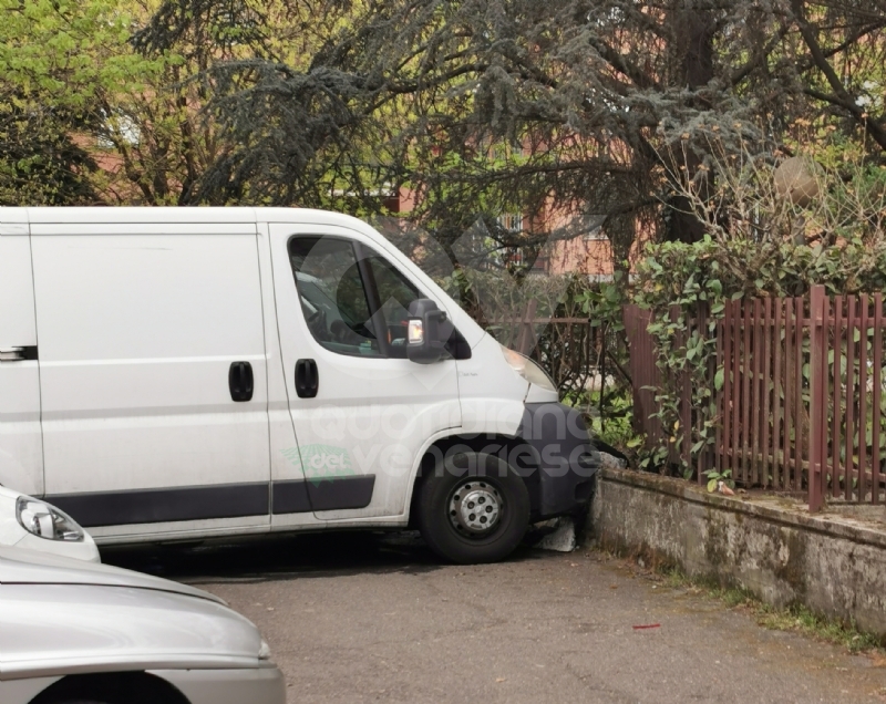 VENARIA - Paura in corso Machiavelli: furgone finisce contro un'auto e sfonda muretto e cancellata