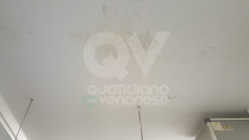CASELLE - I sindacati: «Il distaccamento dei pompieri aeroportuali insicuro e poco salubre» FOTO
