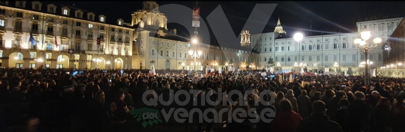 VENARIA - Tante «sardine» venariesi alla manifestazione di questa sera in piazza Castello