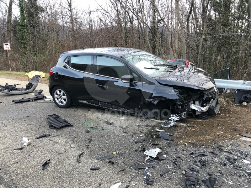 TRAGEDIA A CAFASSE - Scontro fra tre auto, una finisce nella scarpata: morta donna di 60 anni