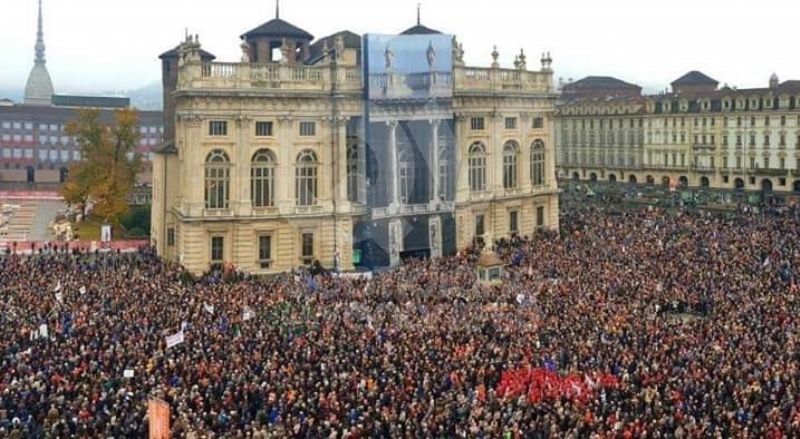 TORINO - In piazza per sostenere la Tav da tutti i Comuni della zona - FOTO