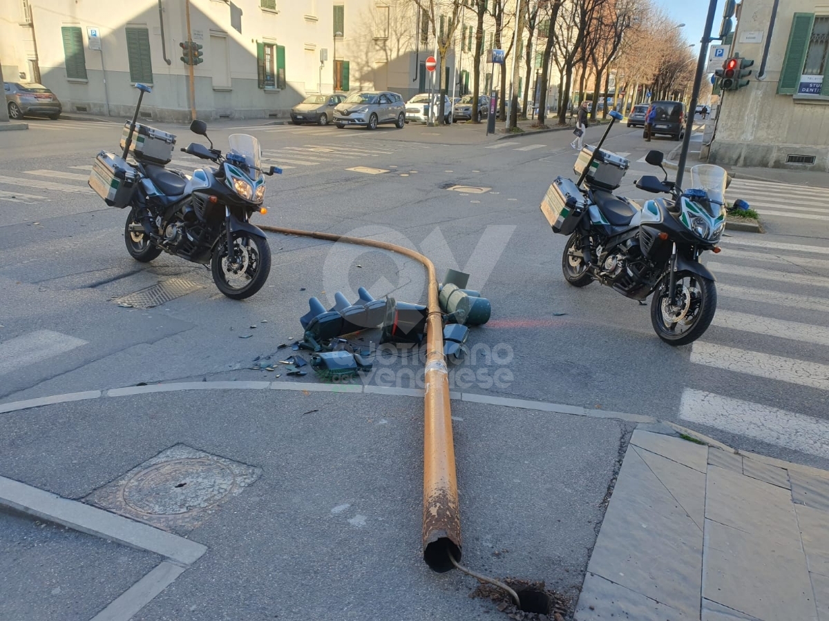 VENTO A VENARIA - Cade a terra il semaforo all'incrocio tra viale Buridani e corso Matteotti - FOTO