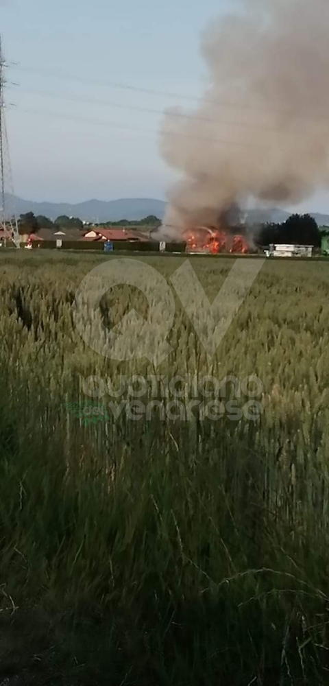 PIANEZZA - Incendio nell'azienda agricola: colonna di fumo nero visibile a distanza di chilometri