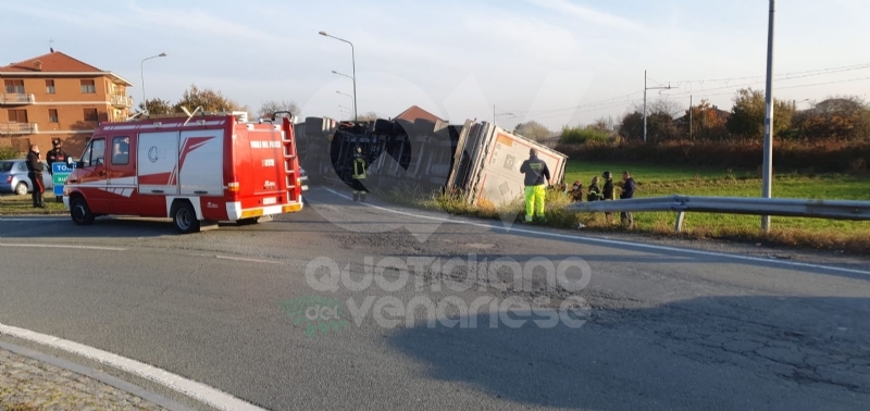 MATHI - Paura in via Torino: tir si ribalta all'uscita dalla rotatoria. Autista illeso