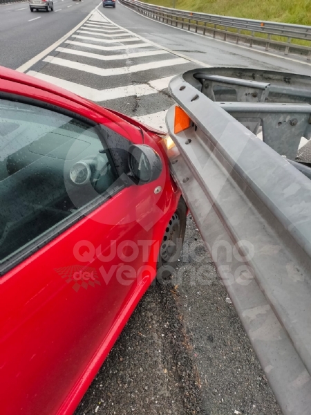 RIVOLI-COLLEGNO - Doppio incidente in tangenziale: auto contro guardrail e tir su una scarpata