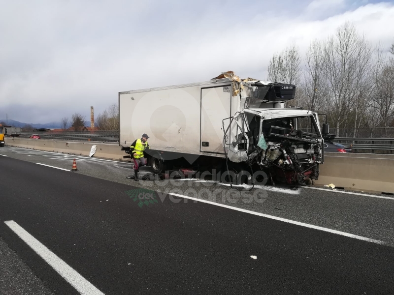 RIVOLI - Scontro fra due tir e un'auto in tangenziale: una persona finisce in ospedale