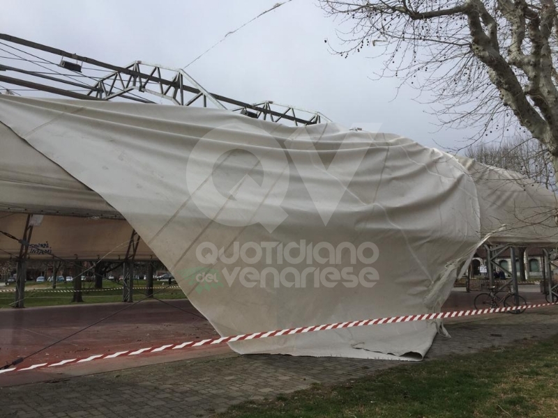 CASELLE - Il forte vento distrugge la tenda della tensostruttura del PratoFiera