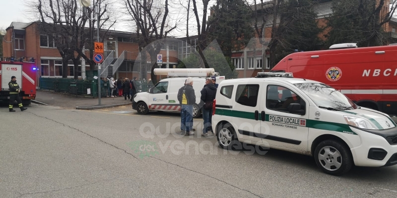 BORGARO - Scuola media evacuata per una sospetta fuga di gas: allievi fatti uscire dal personale scolastico