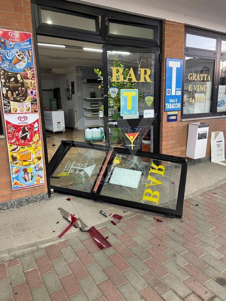 VENARIA - Ladri al distributore di benzina. I titolari: «tra furti e spaccate siamo a quota 36» - FOTO