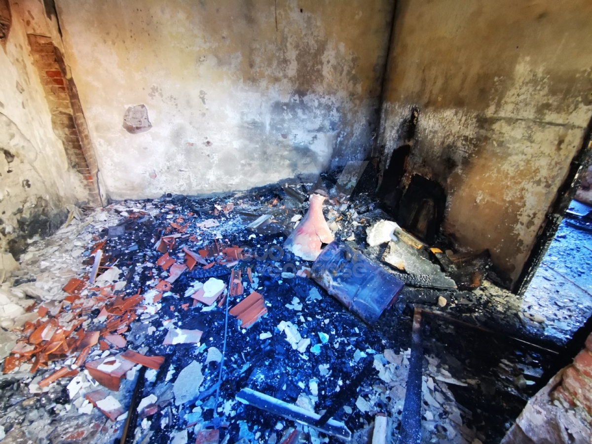 VENARIA - Incendio in via Saccarelli: a fuoco l'ex lavatoio. Indagano i carabinieri - FOTO