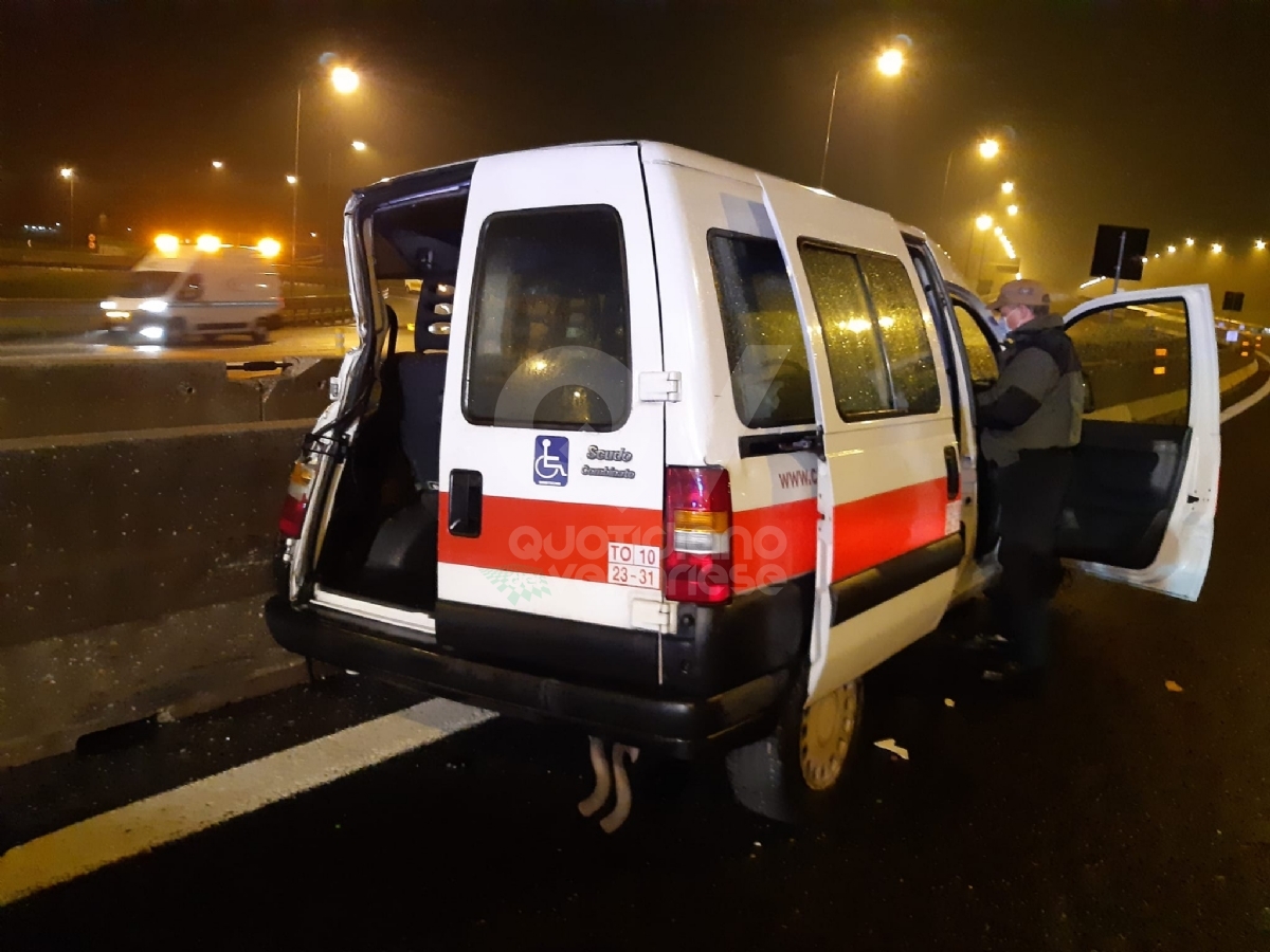 TRAGEDIA A RIVOLI - Il mezzo della Croce Rossa finisce contro il guard-rail: morto 25enne