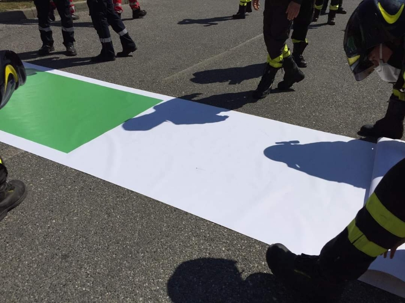RIVOLI - Il «grazie» di Comune, forze dell'ordine, associazioni e pompieri al personale sanitario - FOTO E VIDEO